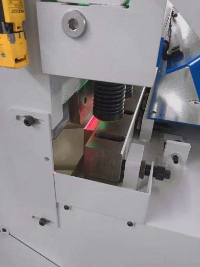 Cisaille guillotine hydraulique UZMA option trait de coupe laser